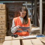 Une femme en train de surveiller ses couts logistiques